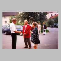 59-09-1016 1. Kirchspieltreffen 1995. Harry Schlisio, Bild Mitte, im Gespraech mit dem Ehepaar Winfried Patzwald..JPG